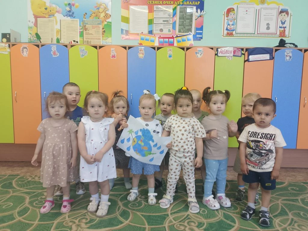 Вот капелька-малышка
На землю с туч упала.
Бедняжка растерялась,
Что делать ей не знала.
Но мимо про