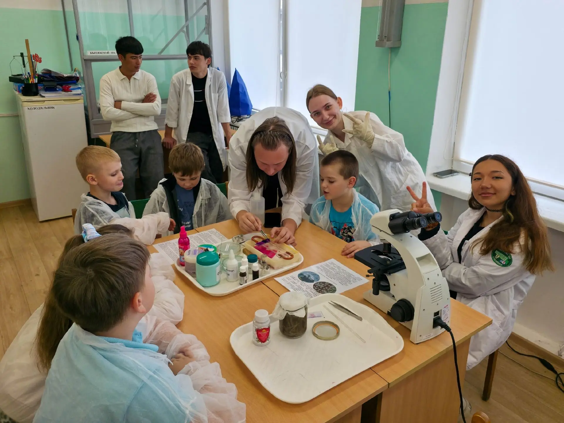 🔬 Увлекательная экскурсия в микромир прошла в Институте агроэкологии!

В гостях у вуза побывал 1 от
