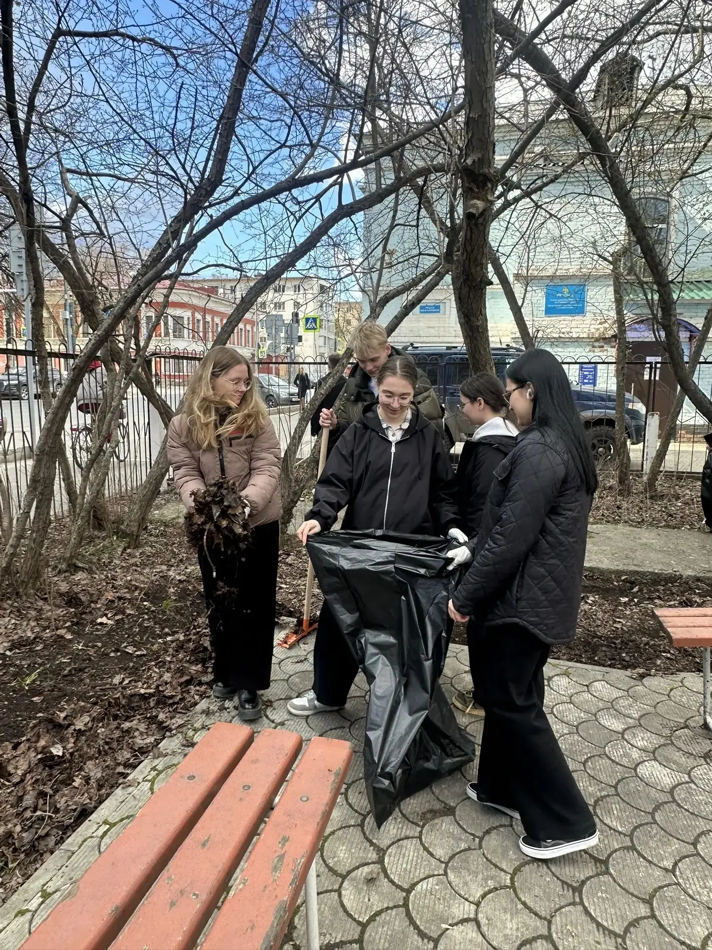 Школьный субботник: вместе мы можем всё! Весна в разгаре, и школьная территория ожила от дружной раб