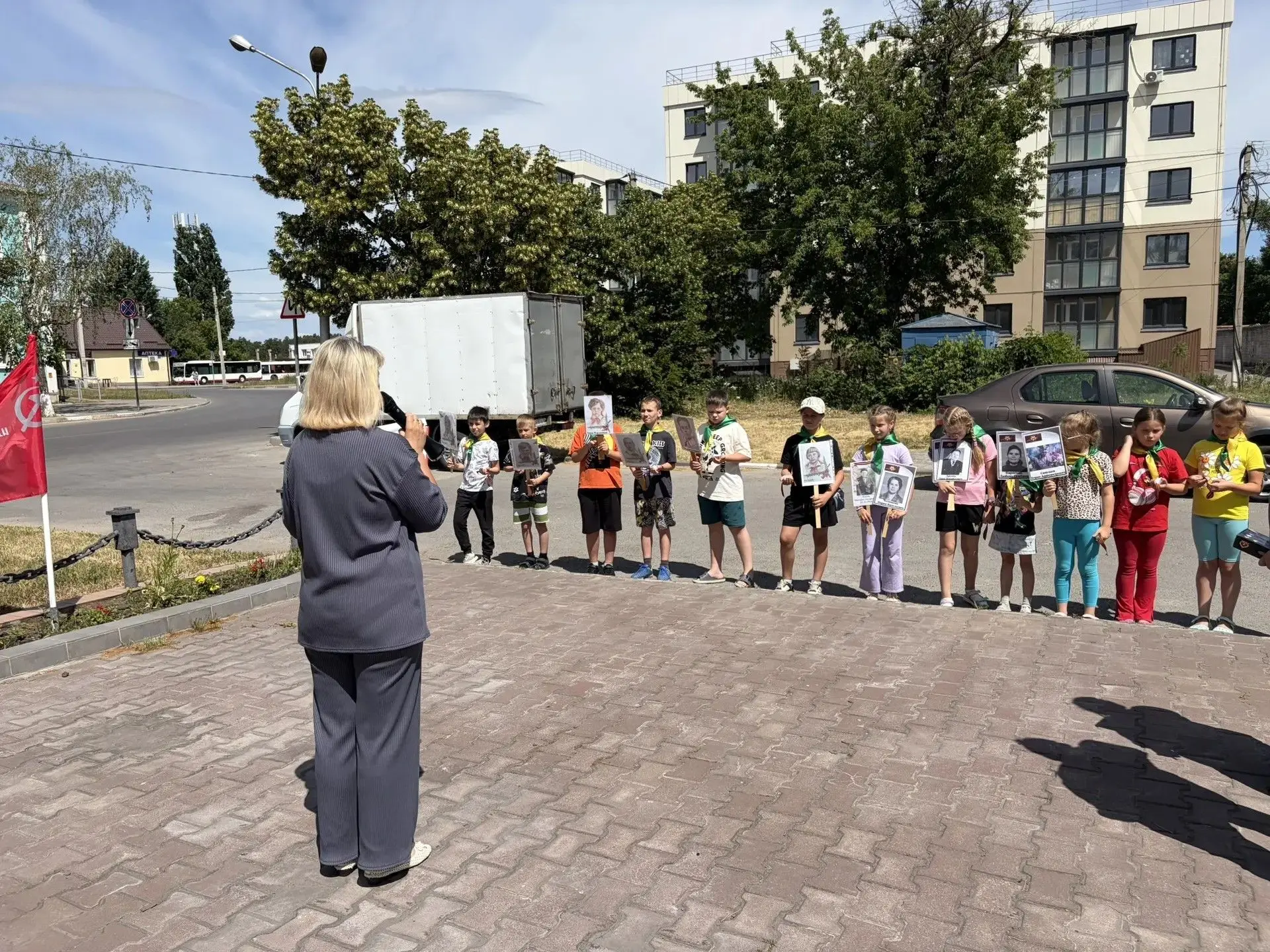 Сегодня в нашем школьном лагере состоялось очень важное и трогательное событие — митинг «Свеча памят
