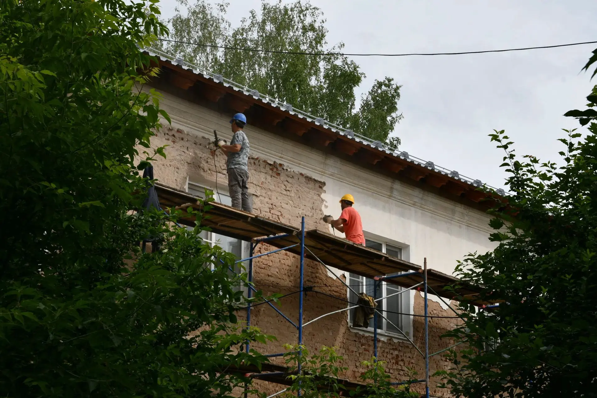 В ПАУТИНЕ ПРОВОДОВ