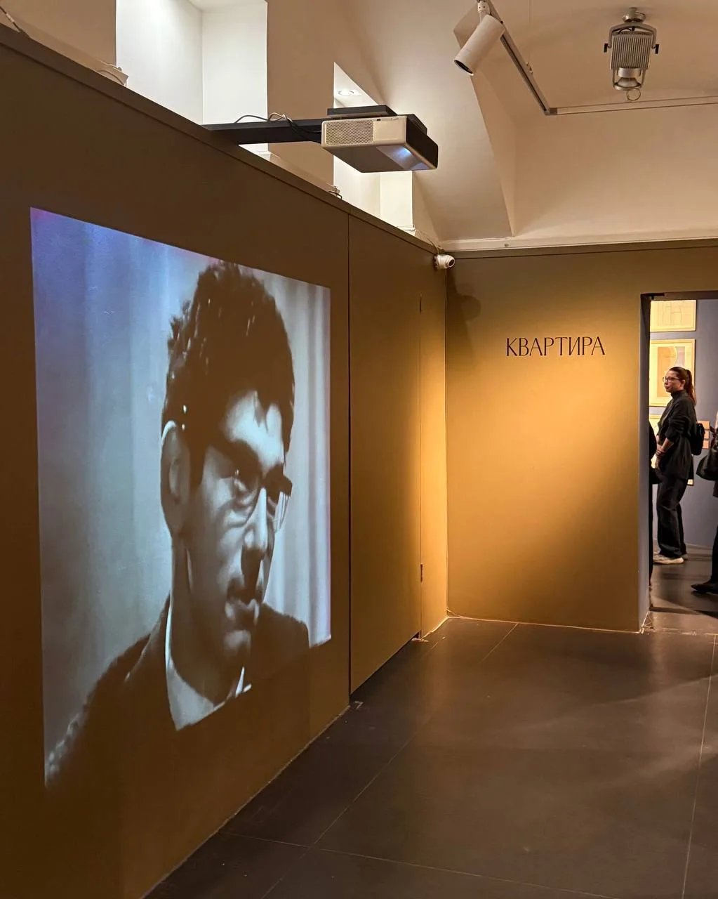В KGallery открылась выставка с говорящим названием «Долгая счастливая жизнь. Шестидесятым посвящает