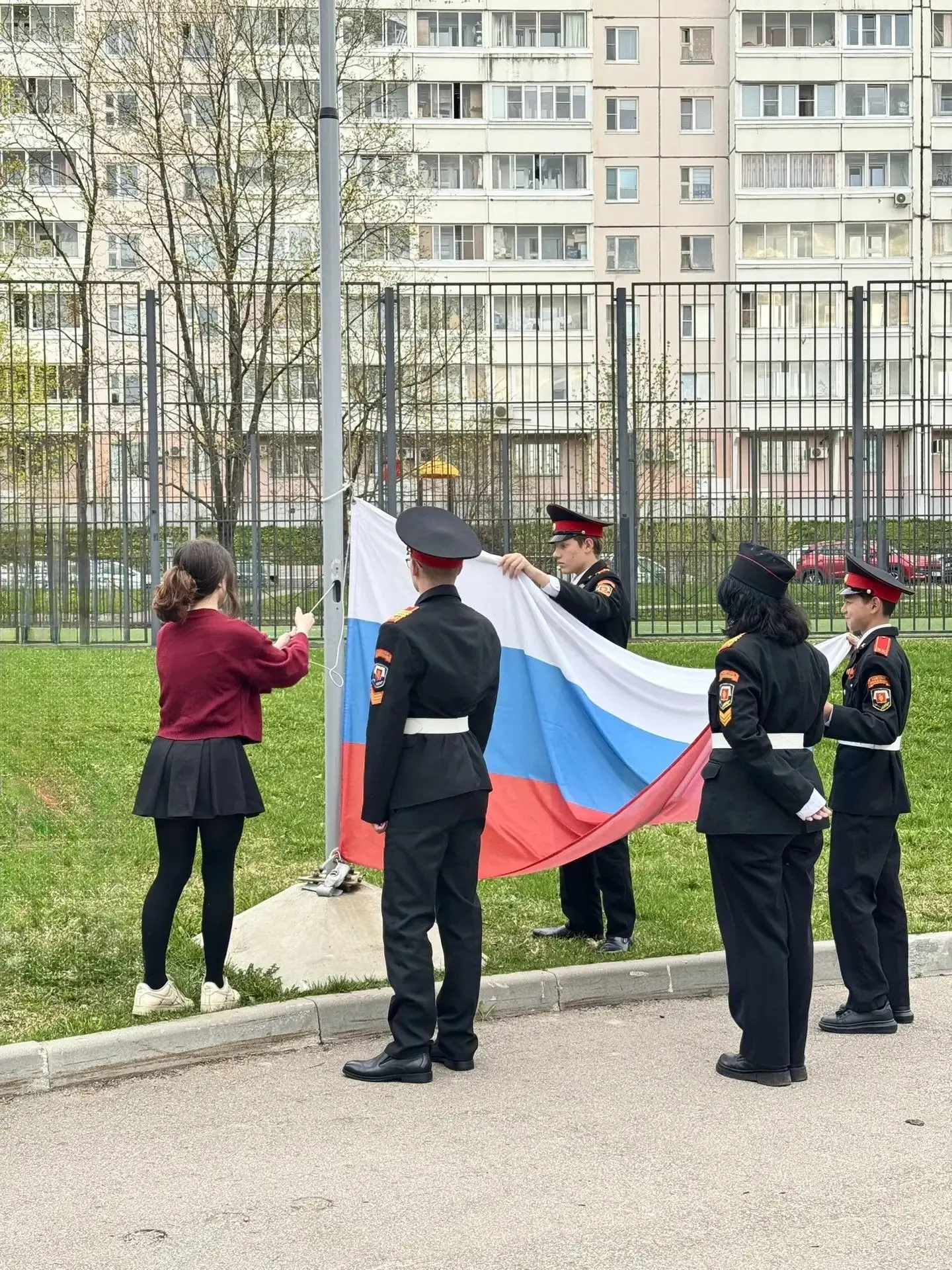 🇷🇺Понедельник в нашей школе начался с традиционной церемонии поднятия Государственного флага Российс