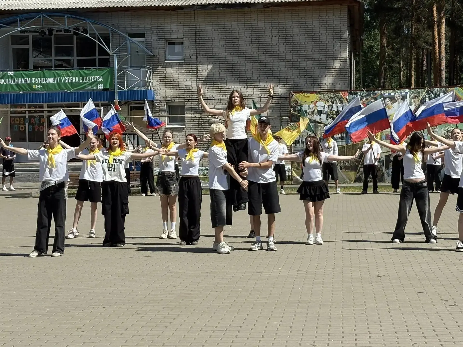 В загородном детском оздоровительном лагере «Строитель» стартовала первая смена «Лаборатория добра».