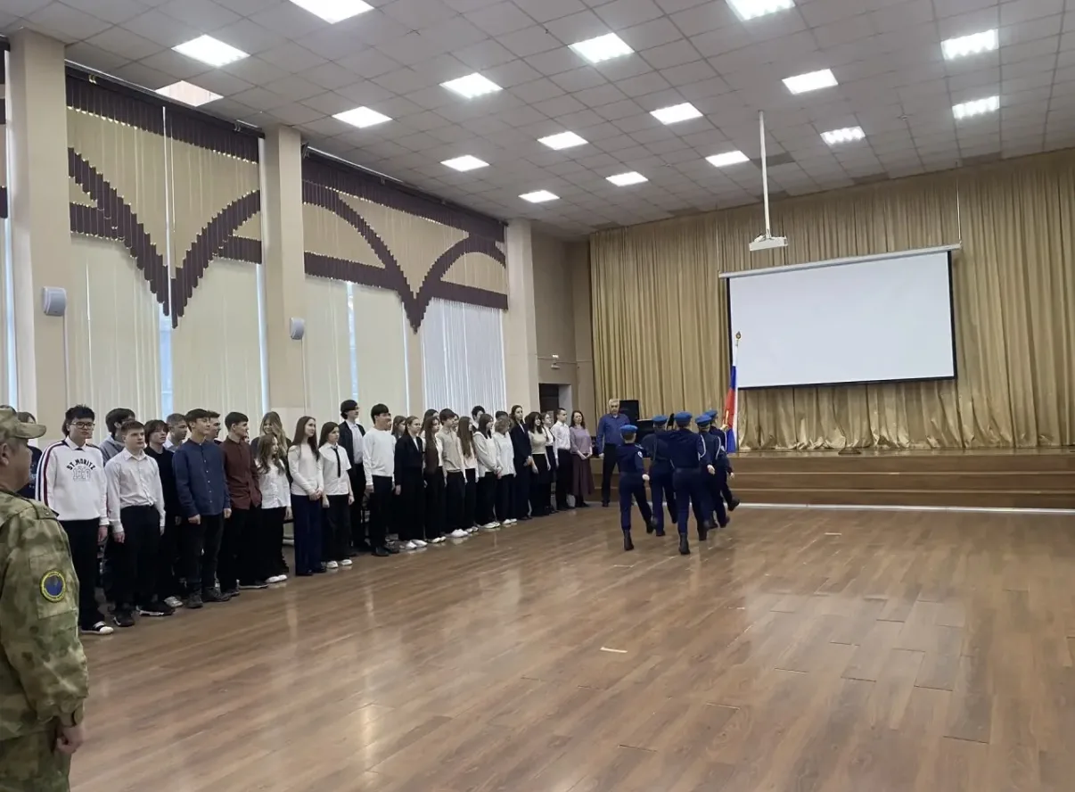Традиционное утро понедельника! Поднятие флага кадетами 5 взвода.