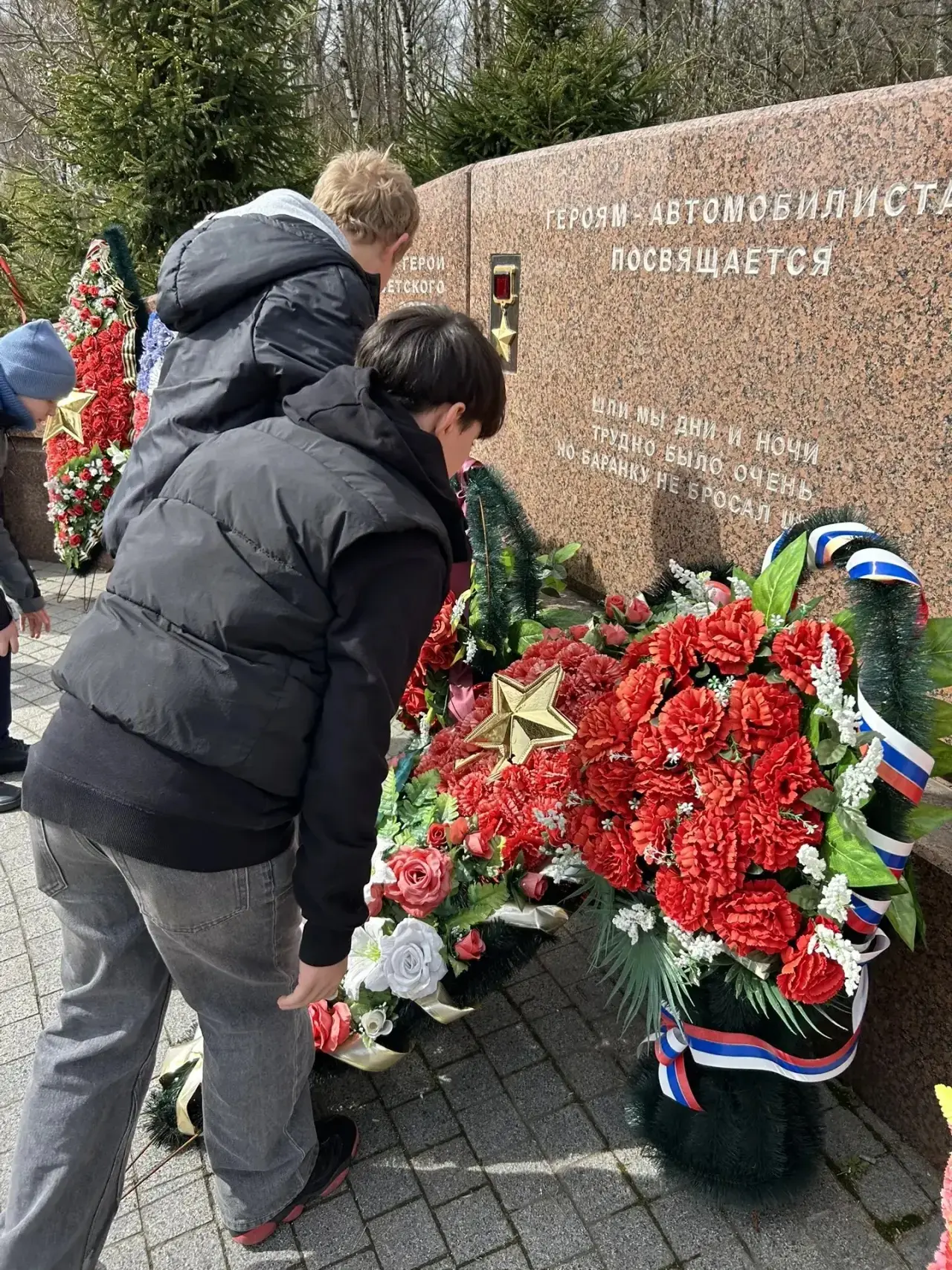 🌟ВОЛОНТЕРСКИЙ ОТРЯД🌟  ✅Волонтёрский отряд нашей #ШколаТропарево принял участие в мемориально-патрона