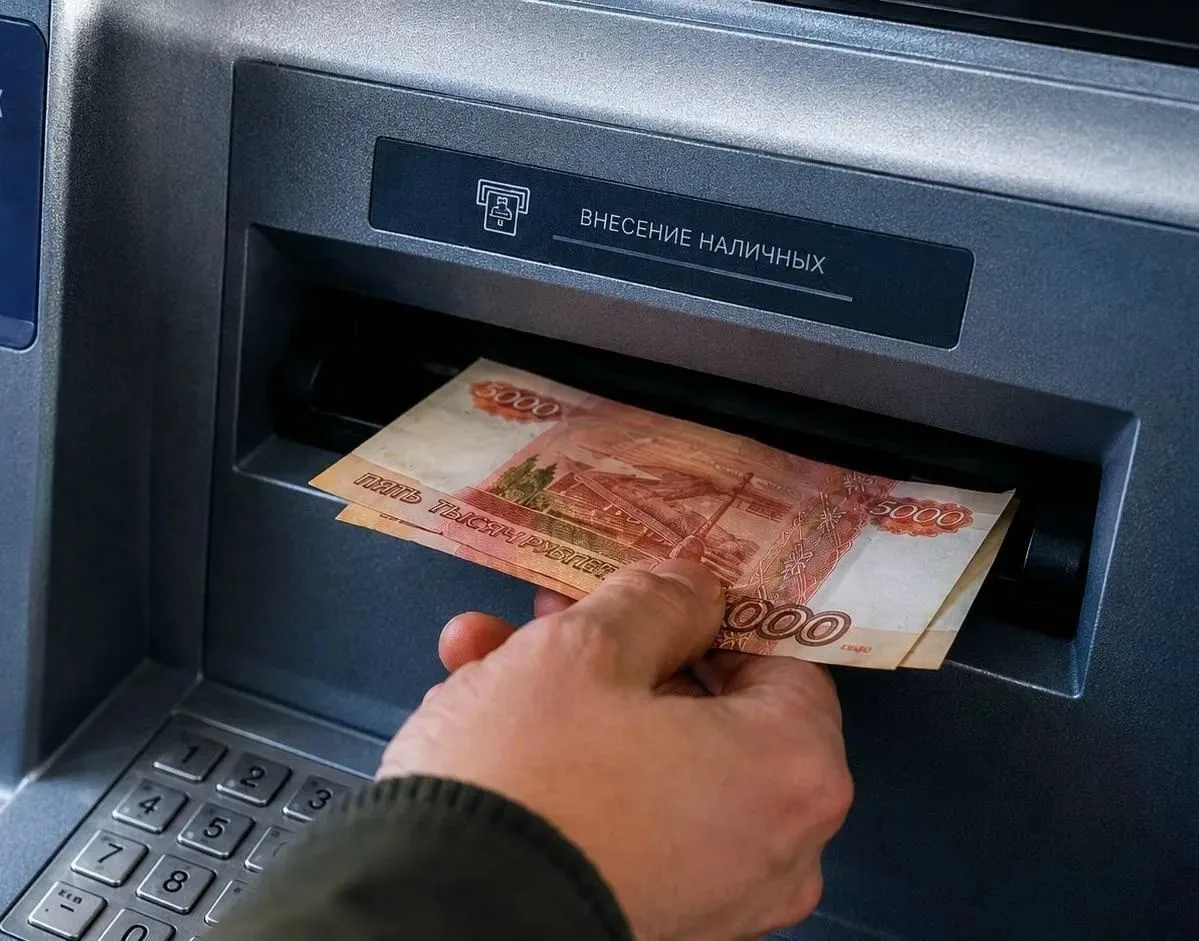 💳 Россияне смогут вносить наличные в банкомате одного банка и переводить их на свой сч...