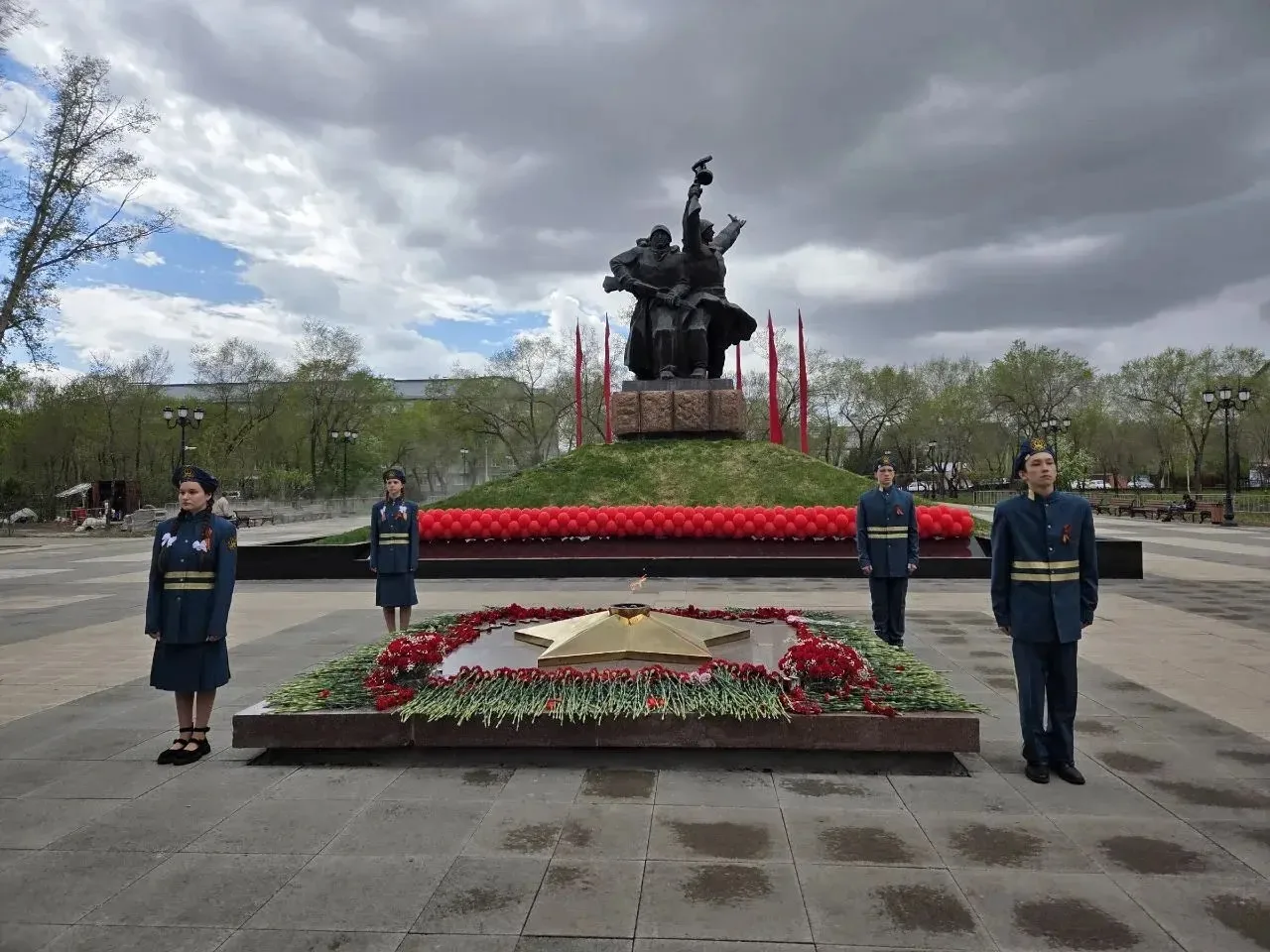 Вчера ученики  нашей школы заступили на почётную вахту в Посту № 1.  Быть среди лучших, стоять у свя