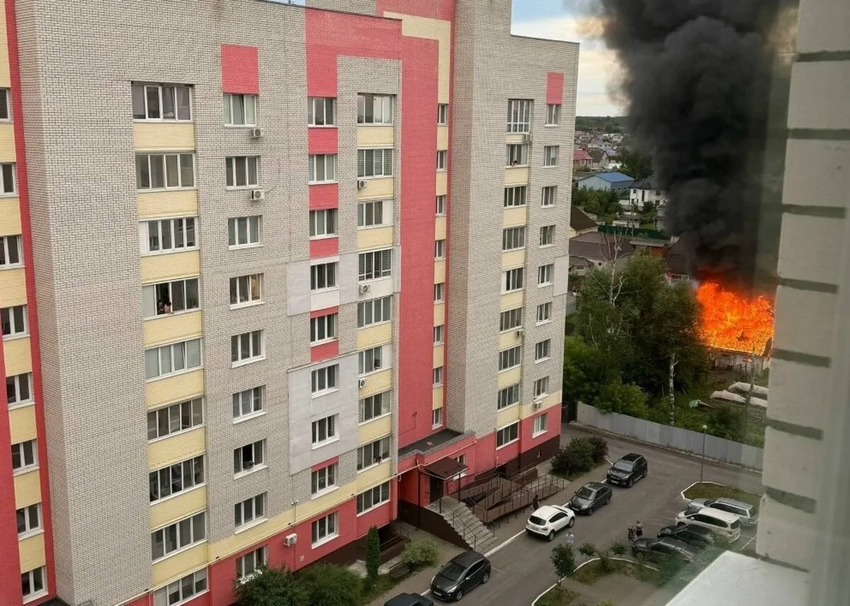 🔷В Брянске на улице Кольцова горит частный дом