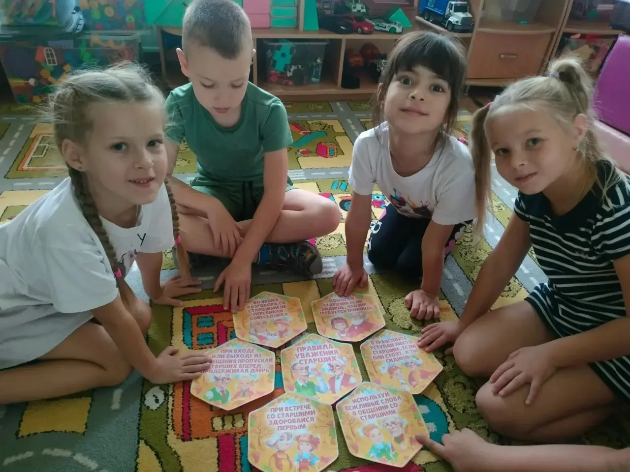 В группе «Улыбка» ребята рассуждали о празднике — Международном дне пожилого человека. ...