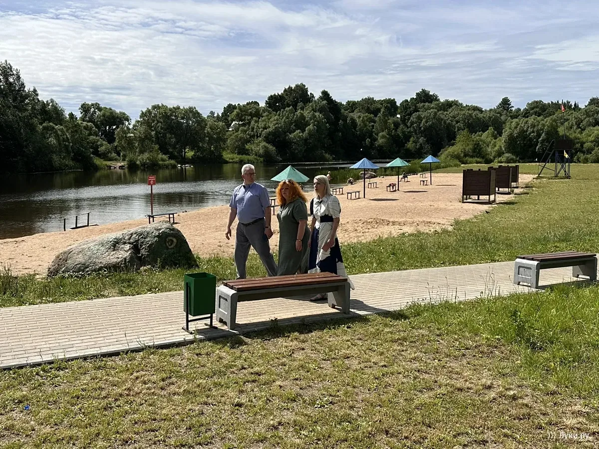 🏖️ На городском пляже в Великих Луках продолжается контроль качества благоустройства