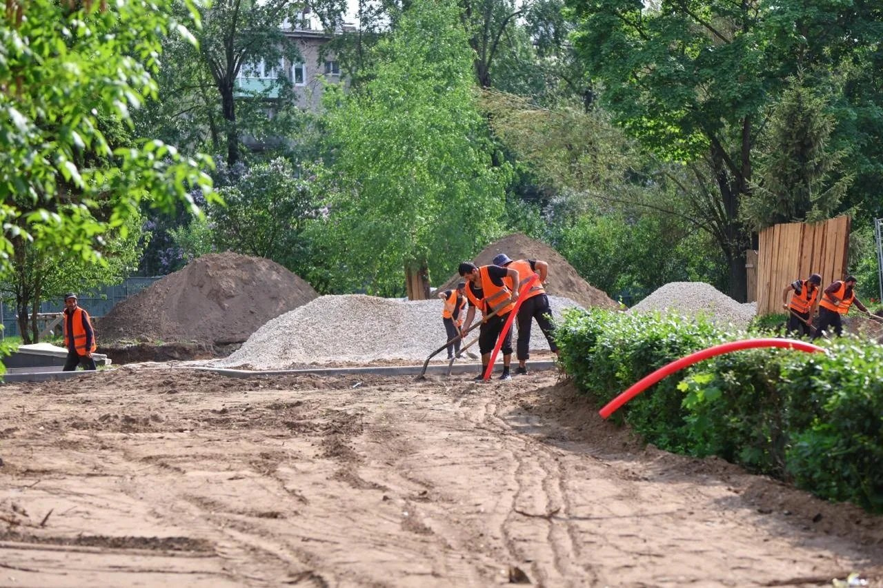 В районе продолжается комплексное благоустройство сквера Героя Советского Союза, лётчик...