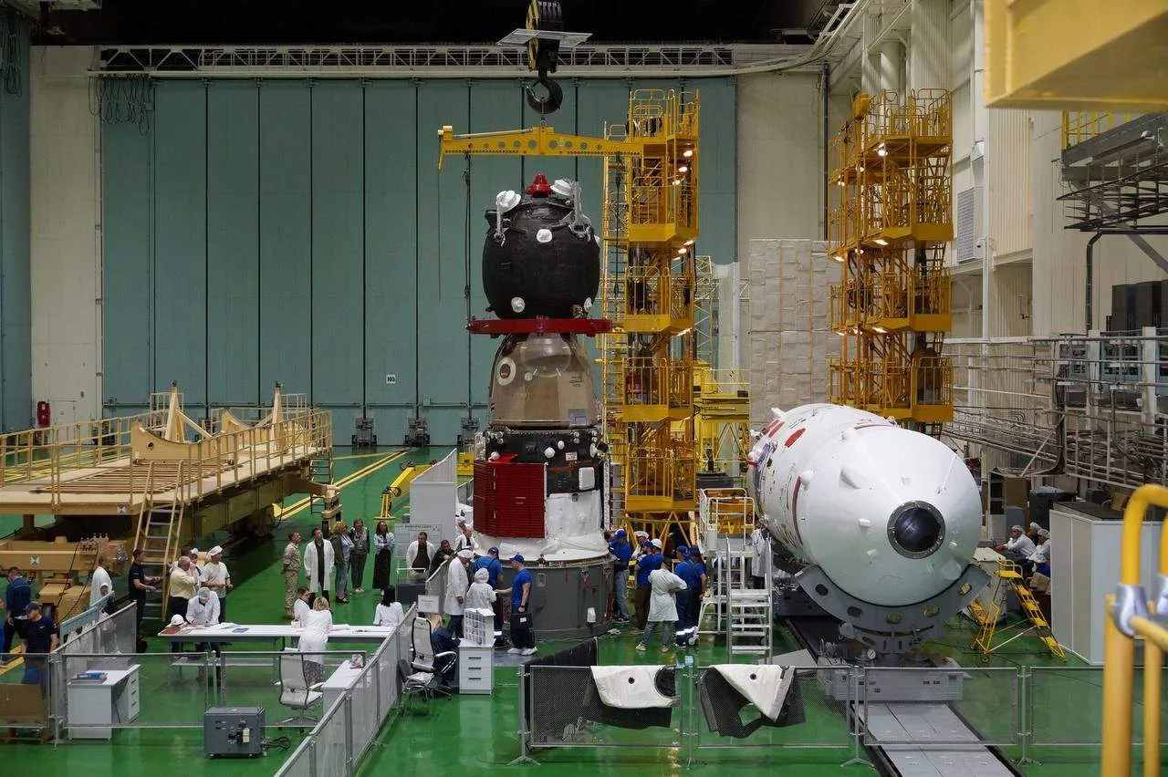 Космический корабль "Союз МС-29" в понедельник состыковали с переходным отсеком: это не...