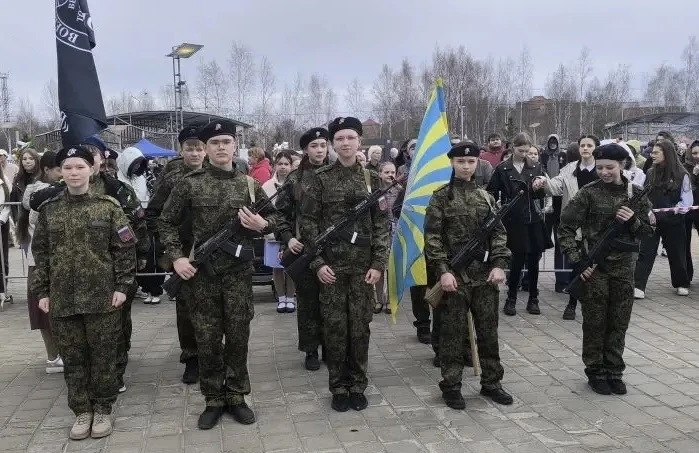 Мастерство строевой подготовки демонстрировал патриотический отряд под профессиональным руководством