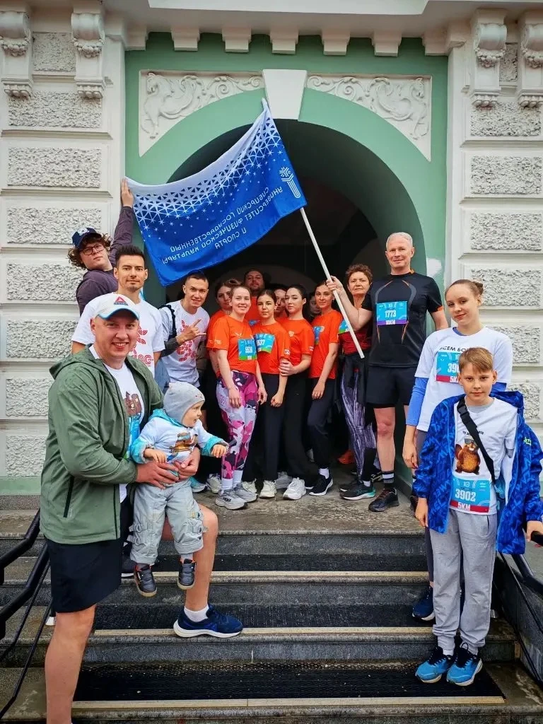 Сегодня студенты, преподаватели и сотрудники СибГУФК вышли на старт Весеннего полумарафона «ЗАБЕГ.РФ