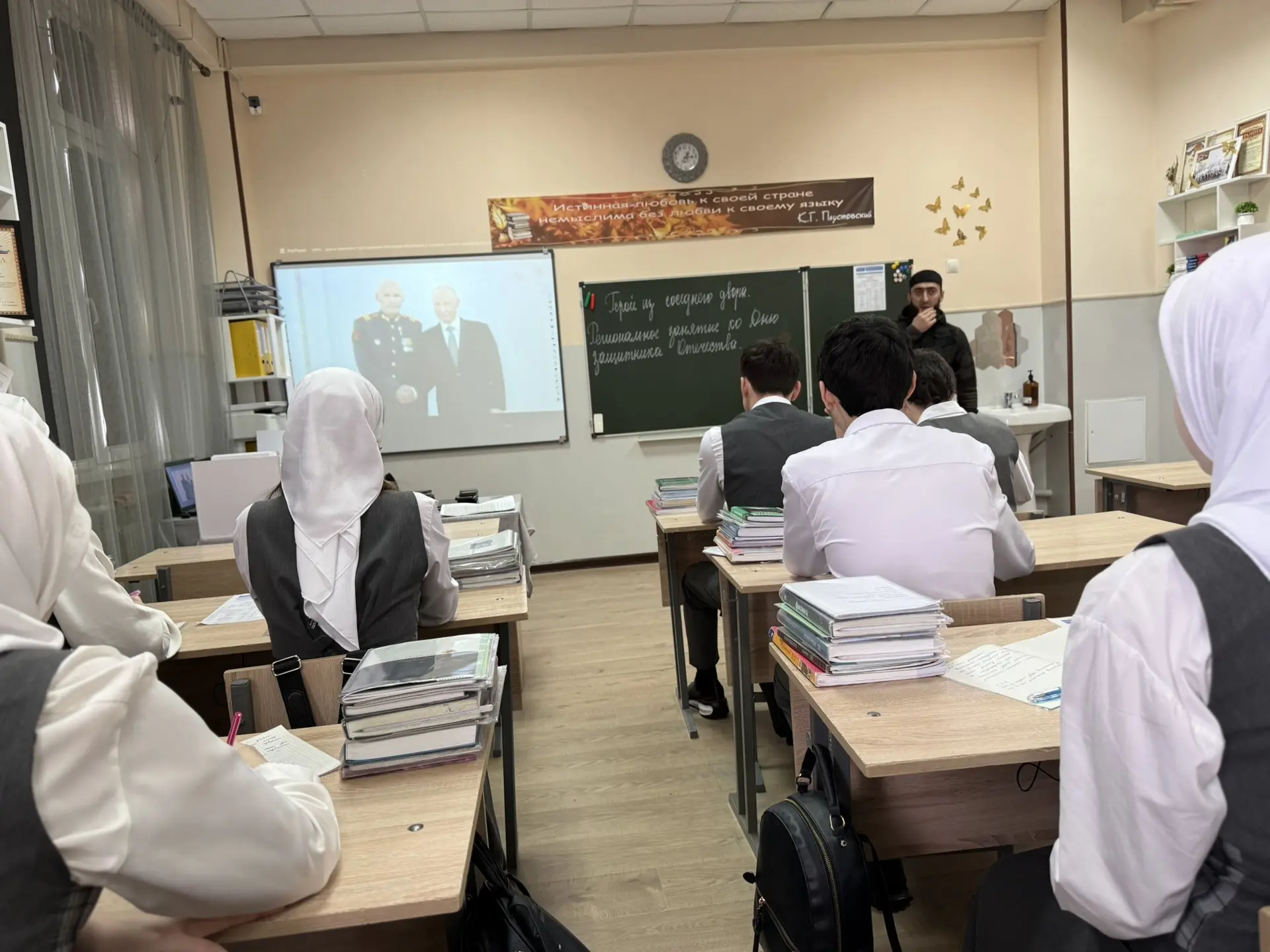 Сегодняшний понедельник в нашей школе был особенным. В рамках цикла внеурочных занятий «Разговоры о 