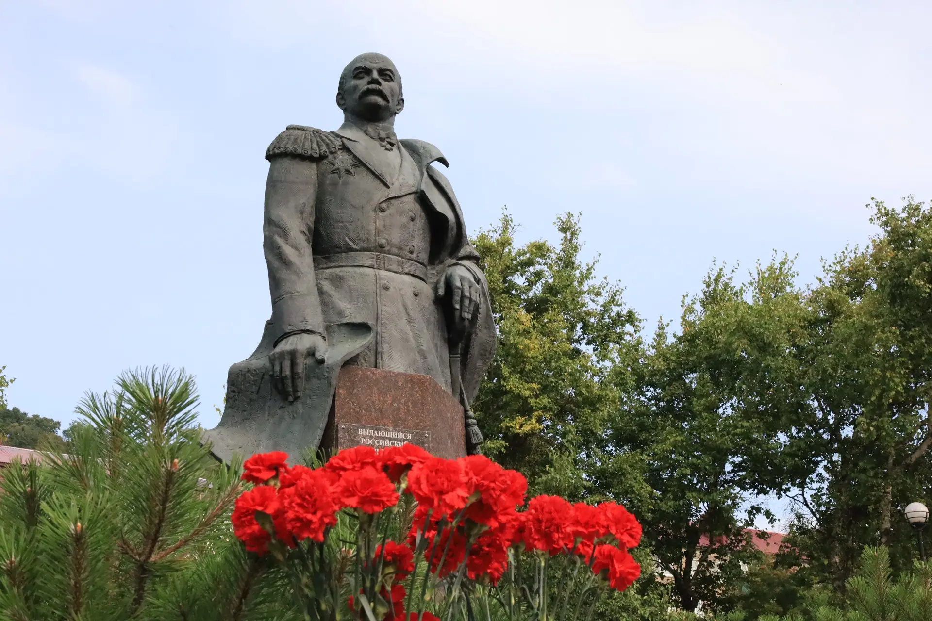Комсомольский сквер уже по сложившейся традиции в День рождения города в числе первых о...