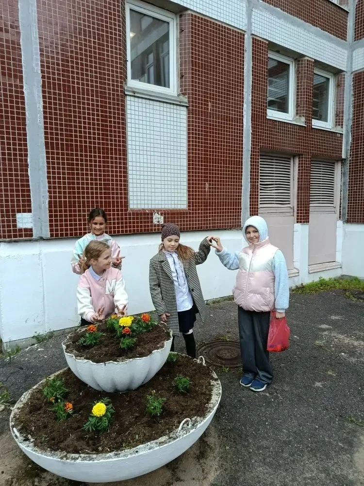 Оформление пространства школьного двора учениками второй параллели🪴💐