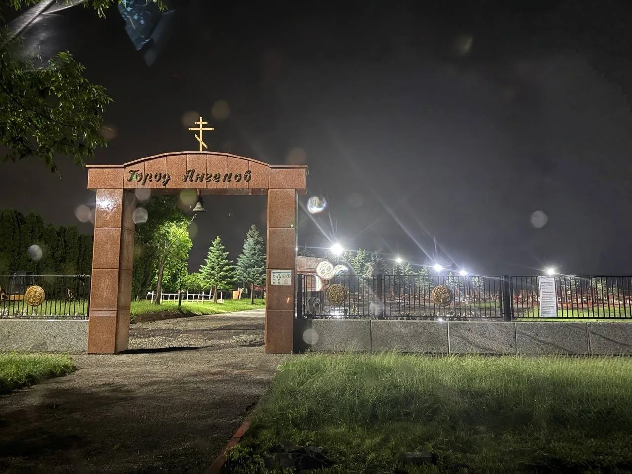 «Город ангелов» - кладбище в Беслане, где похоронены 266 из 334 заложников, погибших в ходе  чудовищ