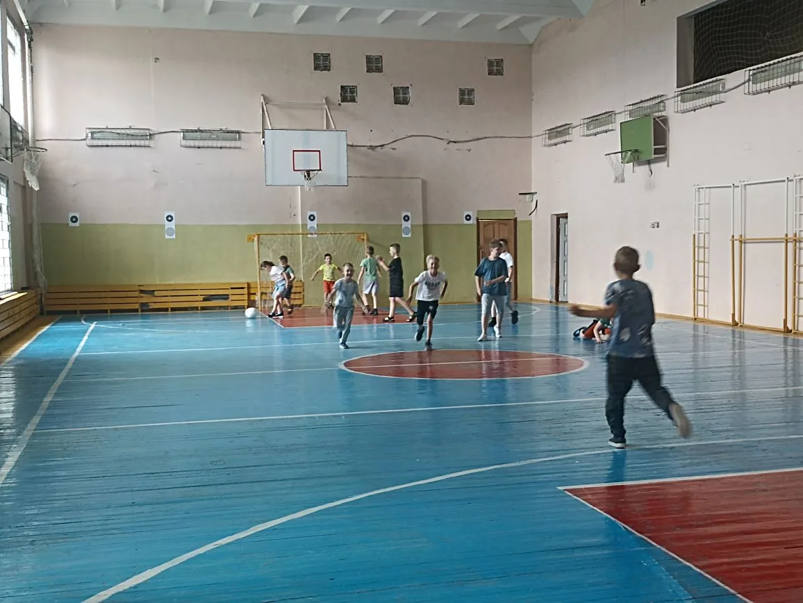 В спортивном зале состоялся дружеский футбольный матч, в котором приняли участие спорти...