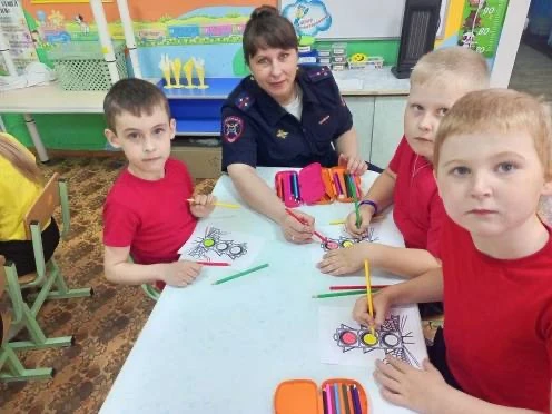 В Новосибирской области сотрудники Госавтоинспекции провели с ребятами из детского сада профилактиче
