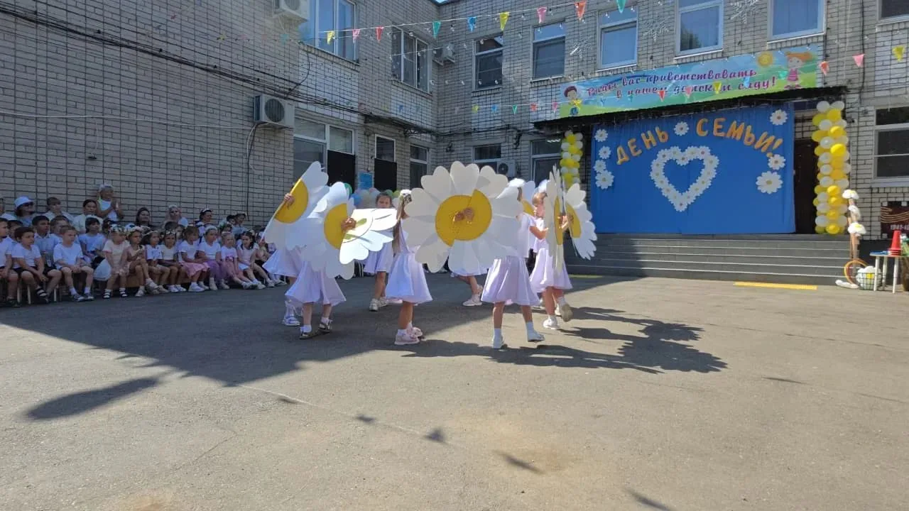 Праздничное мероприятие в детском саду ко Дню семьи, любви и верности
«В поисках главной ромашки»
  