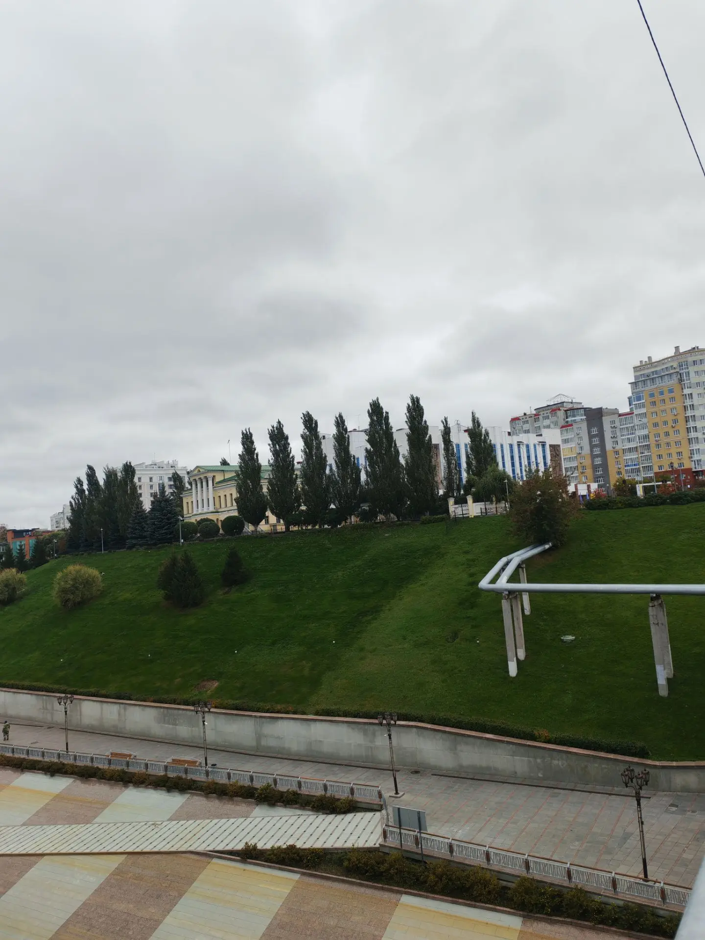 Так интересно.. Снято с моста Челюскинцев. На одном берегу еще лето...Зелень, травка......