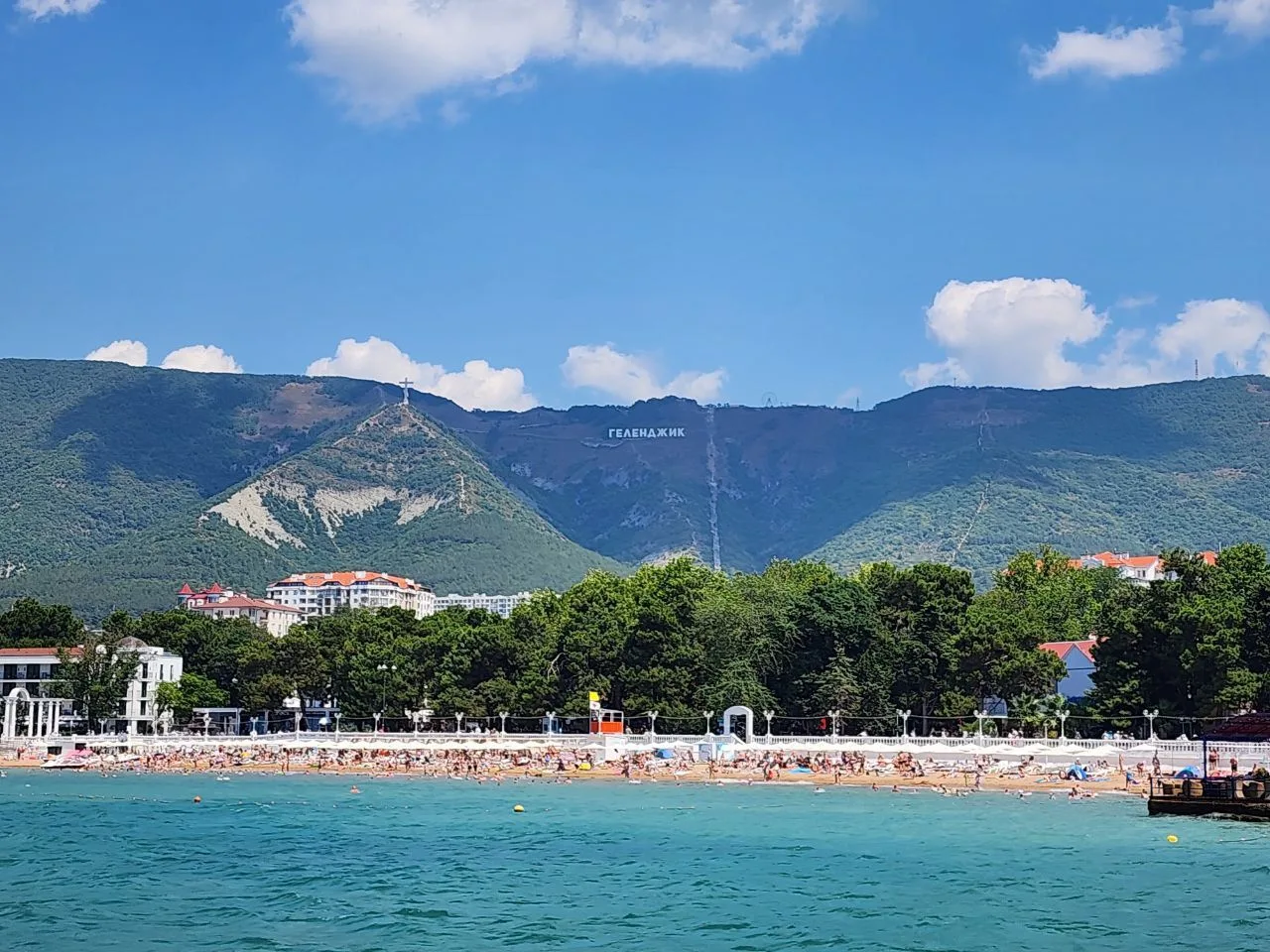 🌊 Вид с бухты Геленджикской
#Геленджик

📌 В 1900 году на берегу бухты появился первый частный сана