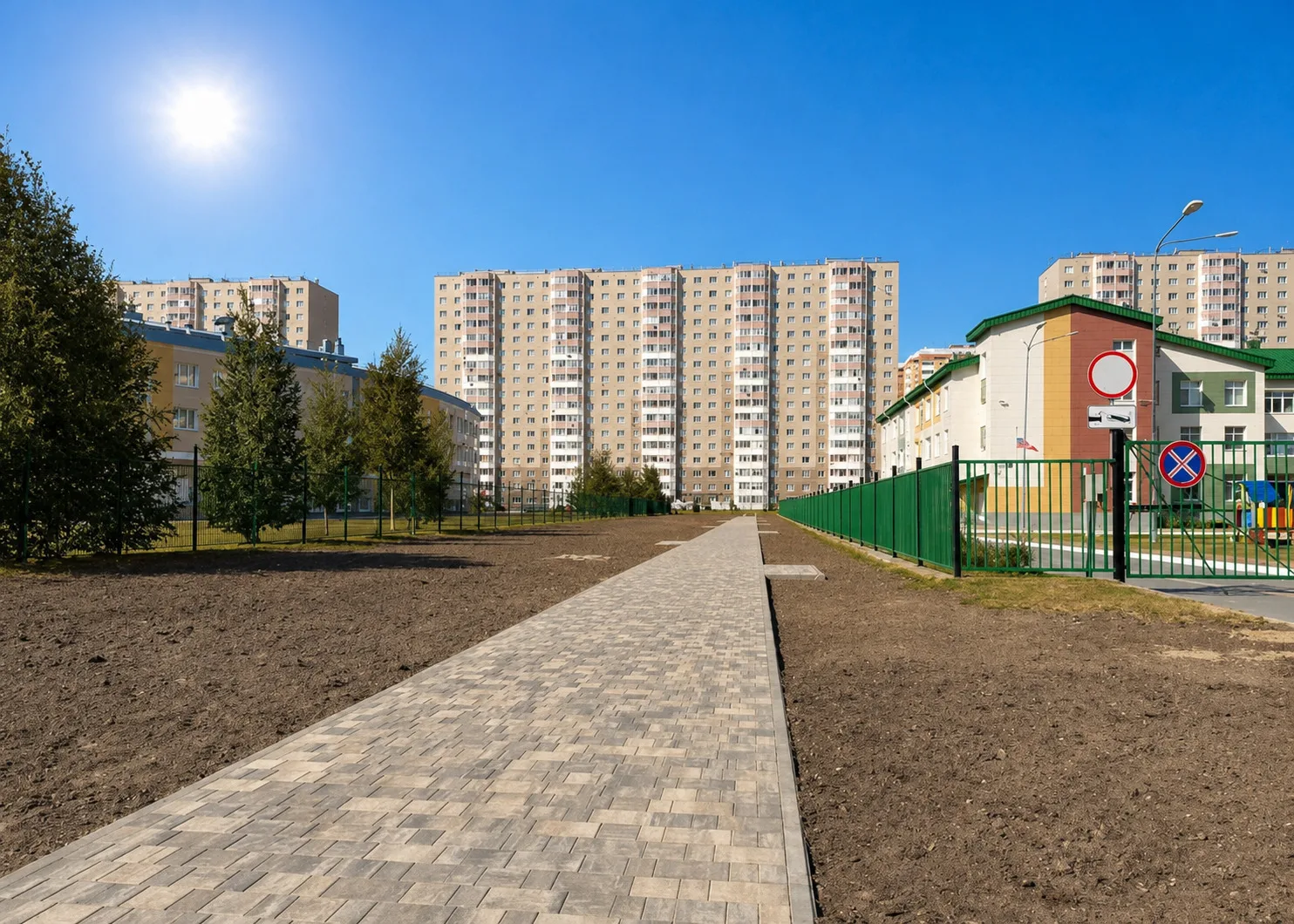 В Сургуте завершилась работа по обустройству пешеходной зоны, расположенной между школой № 9 и детск