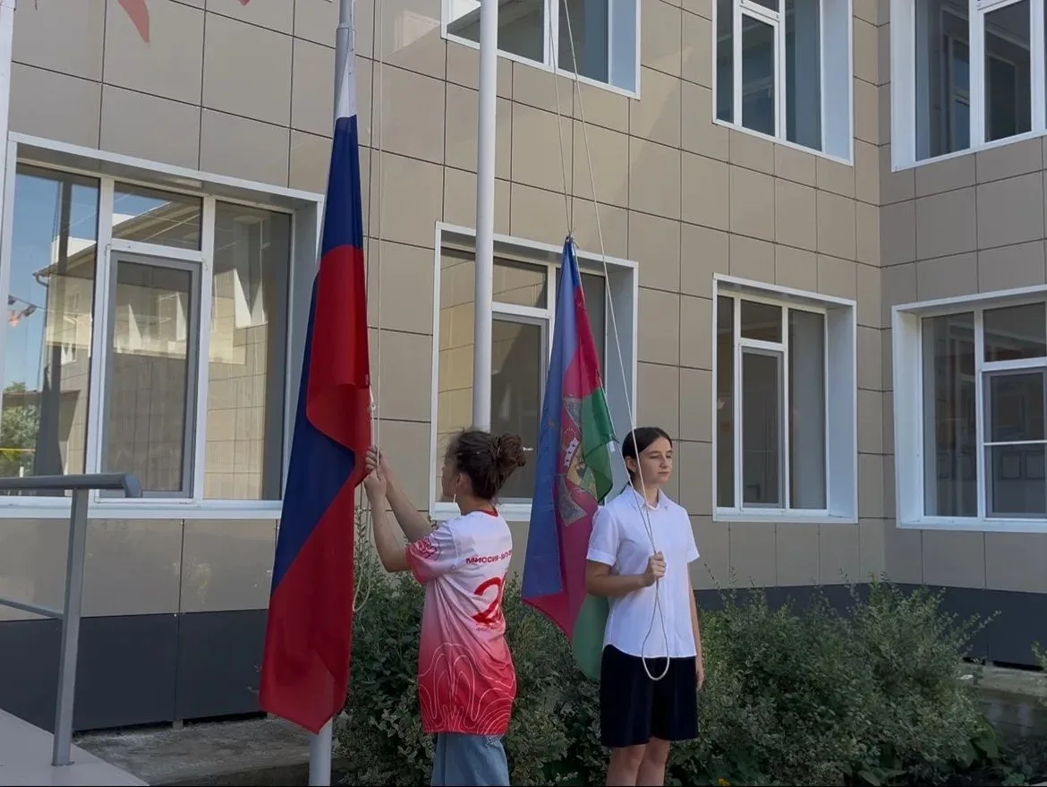 🇷🇺 Сегодня в нашей школе прошла торжественная линейка, посвящённая одному из главных ...
