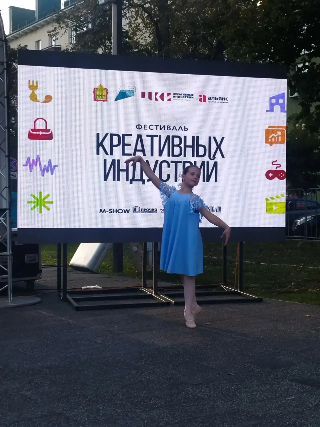 Воспитанницы школы классического танца "ПроБалет" Дерина София и Терёхина Мария ( педаг...