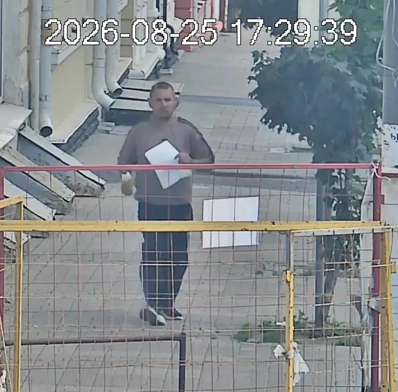 ❗️ В Курске камеры видеонаблюдения снова зафиксировали человека, который расклеивал объ...