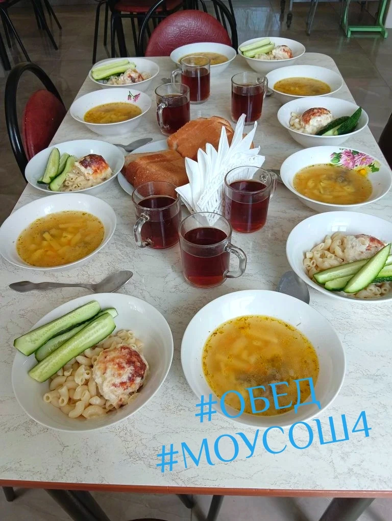 #ОБЕД 
🥒 Огурцы свежие
🍲 Суп картофельный с пшеном и говядиной
Кнели куриные с рисом и соусом
🍝 М