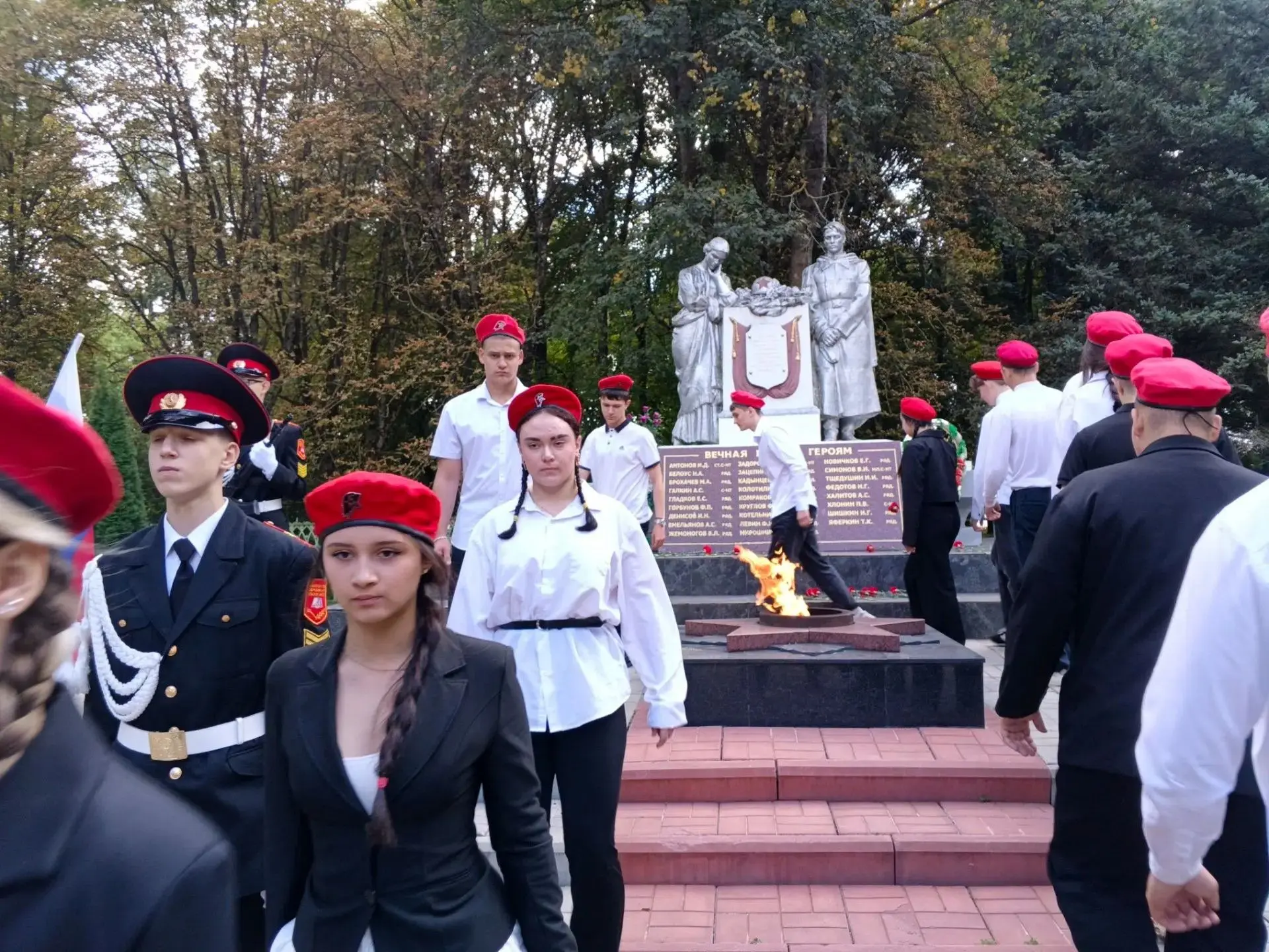 🇷🇺 Сегодня, 3 сентября, наши юнармейцы отряда «Пламя» приняли участие в торжественном...