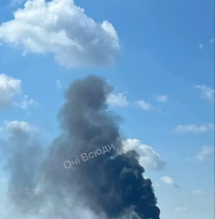 ‼️🇺🇦🔥 Мощный взрыв и пожар в Запорожье, в небо поднимаются клубы дыма  🔻Местные власти сообщают об у