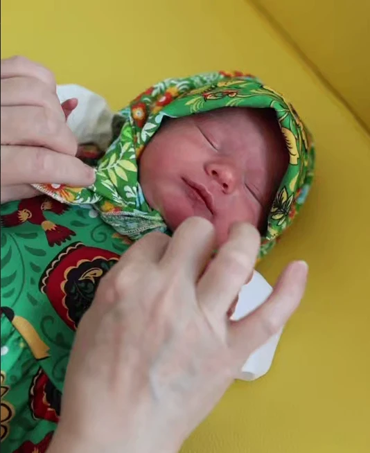 👶 В Ноябрьске малышей, родившихся в День России, выписывают домой в праздничных костюмах.

Для маль