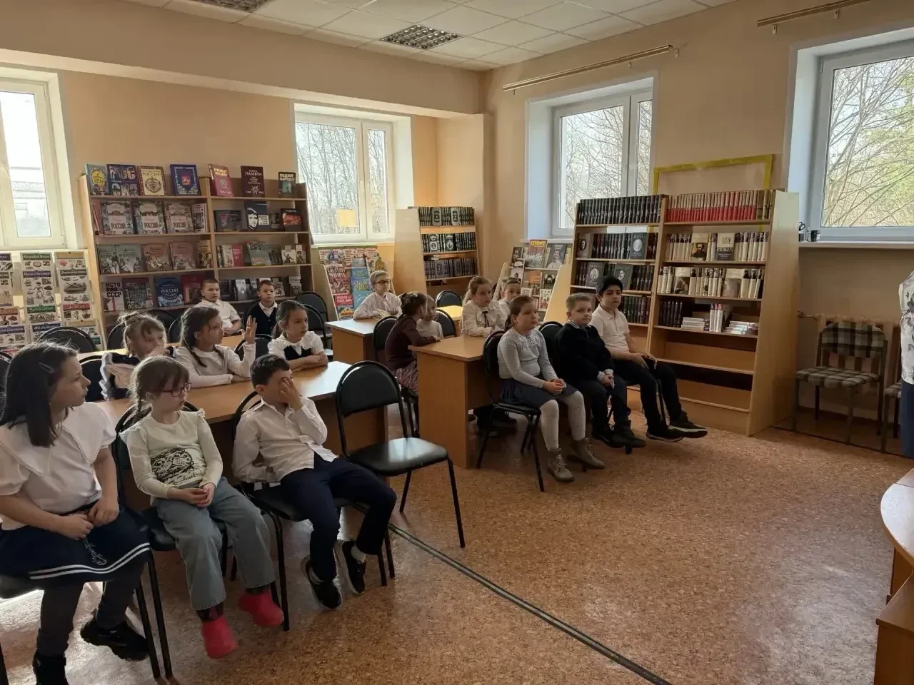 Сегодня дети из 1 «В» совершили увлекательное путешествие в мир книг, посетив библиотеку. Ребята не 