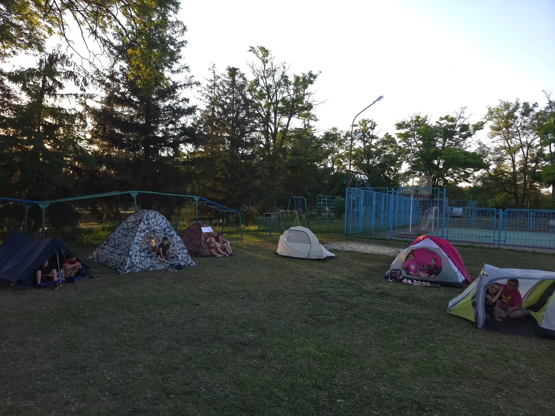 Сегодня мы строили свой собственный город! 🏕️ Палатка за палаткой — и вот уже "Романтики" готовы пр