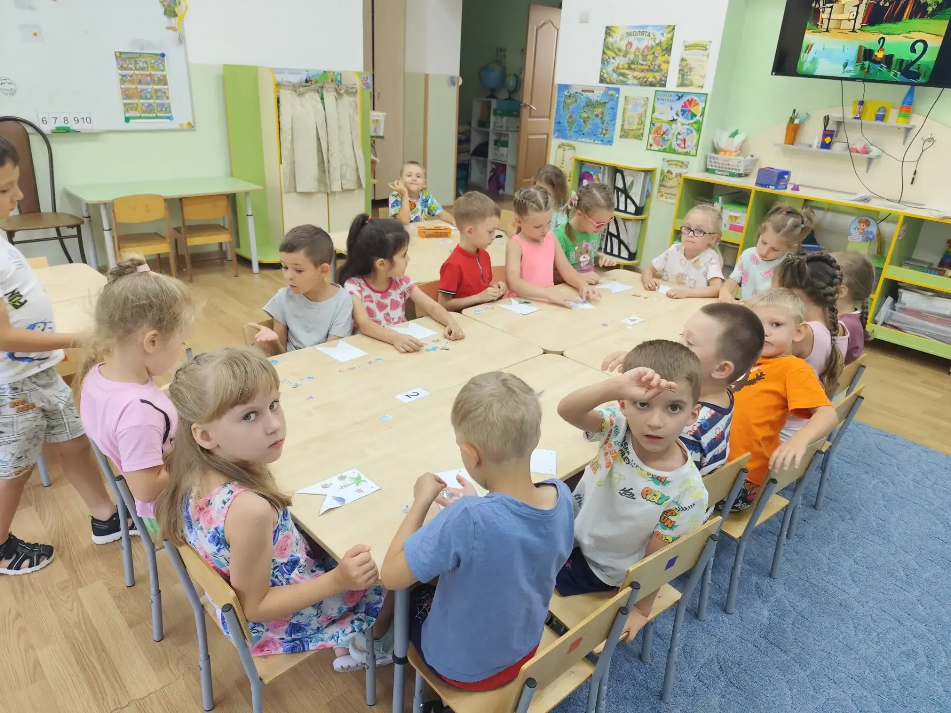 Крабик, рыбка, солнце, волны —
Каждый свой флажок создал.
Наш весёлый летний садик
Вмиг ещё нарядней