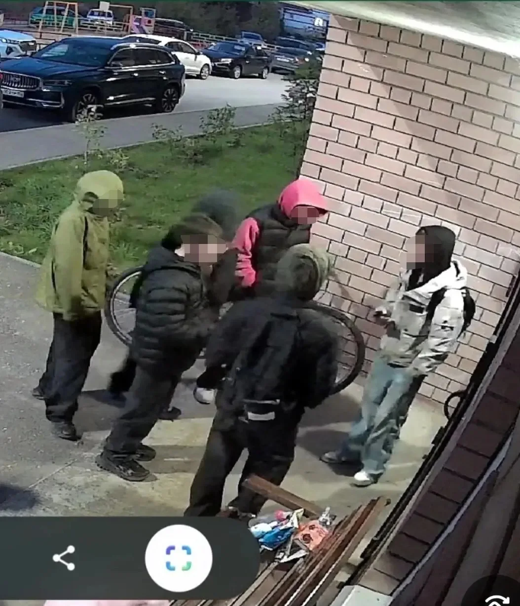 Юные ребята забираются на крыши высоток на улице Луначарского!!!