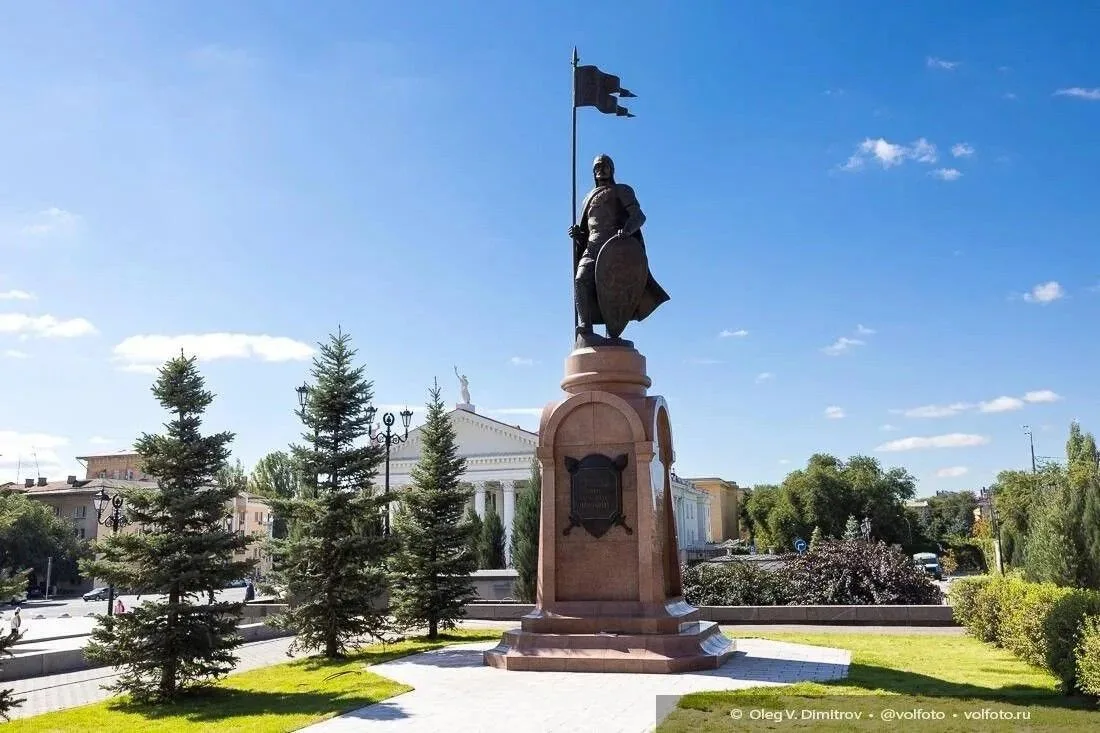Памятник Александру Невскому вернули на место с новым щитом