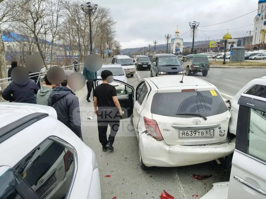 ⚡️Очевидец: легковушка проехала юзом и зацепила несколько авто в Южно-Сахалинске  Авария случилась с