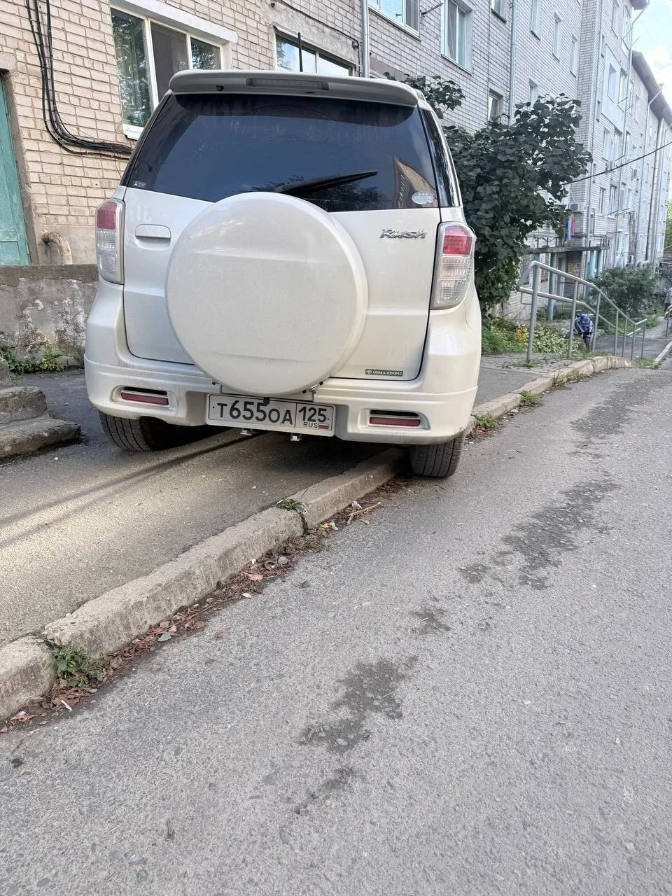 Машины захватывают тротуары: жители жалуются на незаконную парковку