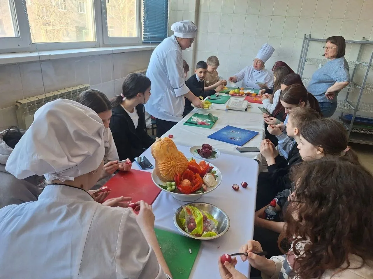 Вкусно, быстро и весело. Школьников учили делать цветы из овощей 🍅   В марте участники социального п
