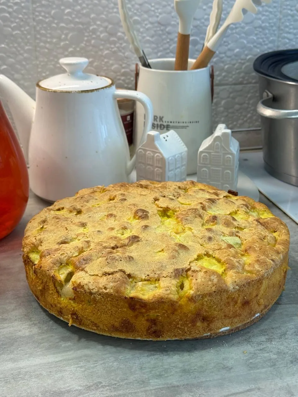 Сезон яблок в самом разгаре, напоминаю рецепт шарлотки, очень вкусно получается.