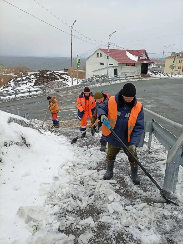 Бригады ручного труда продолжают работы по расчистке пешеходных зон.  📍Ленинский район   Работает бр