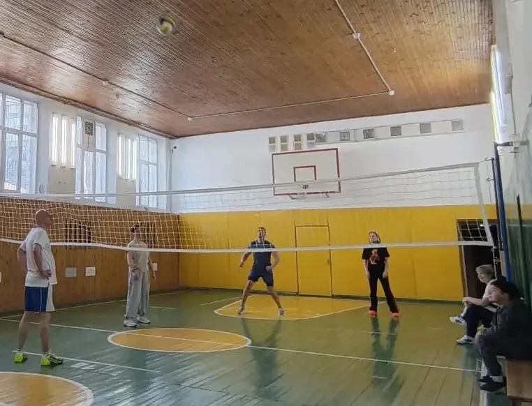 ВОЛЕЙБОЛ НА КАНИКУЛАХ🏐  🤾 Сегодня в нашей школе состоялся турнир по волейболу среди педагогов и роди