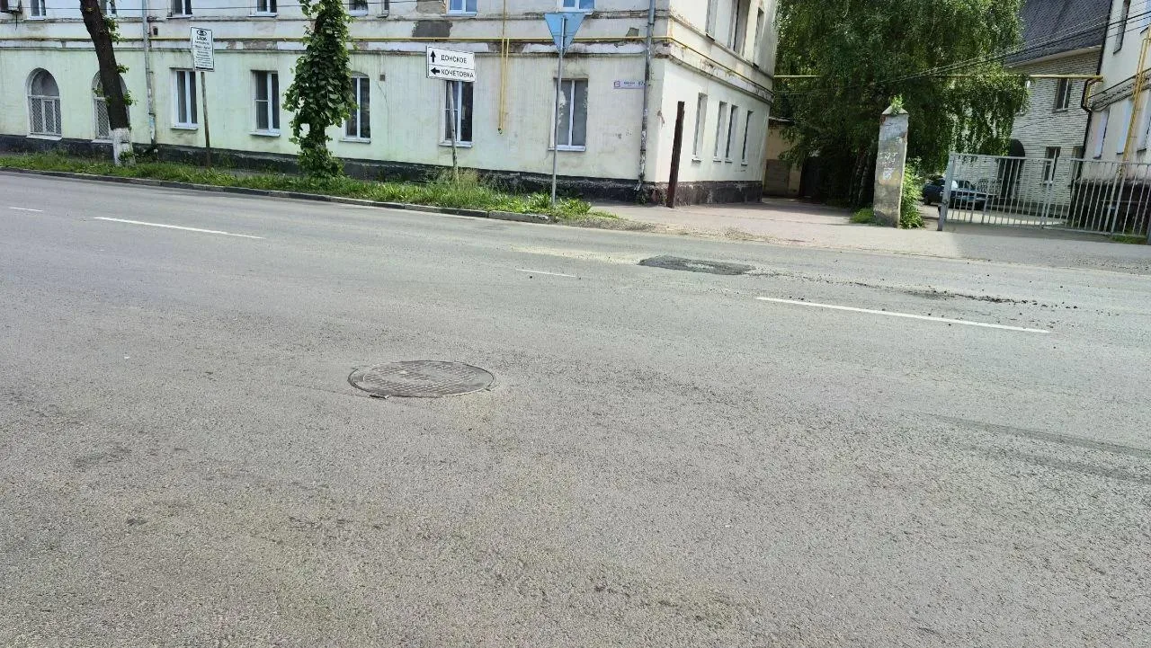 🚜 Устранены замечания по просадке колодцев на новом дорожном покрытии по улице Красной в Мичуринске