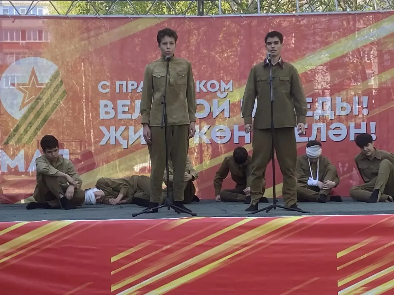 🇷🇺 В ГОСТЯХ У ВЕТЕРАНОВ   В преддверии Дня Победы участники нашего школьного театра «Нур» вместе с р