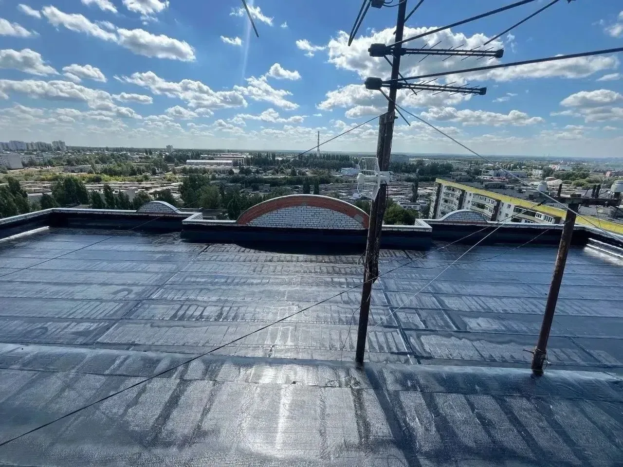 🏠Продолжаются работы по капитальному ремонту крыши многоквартирного дома по адресу: г....